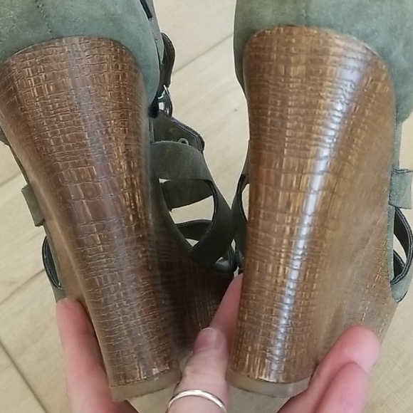 Guess Olive Platform Wedge Sandles - Picture 6 of 7